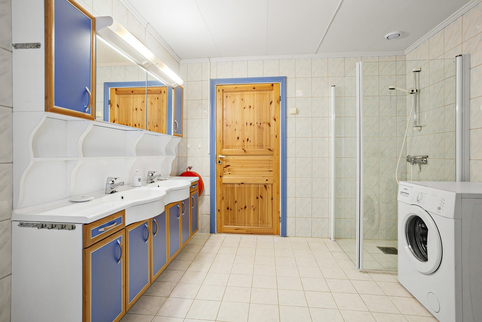 Flislagt bad med opplegg for vaskemaskin. Galleribilde