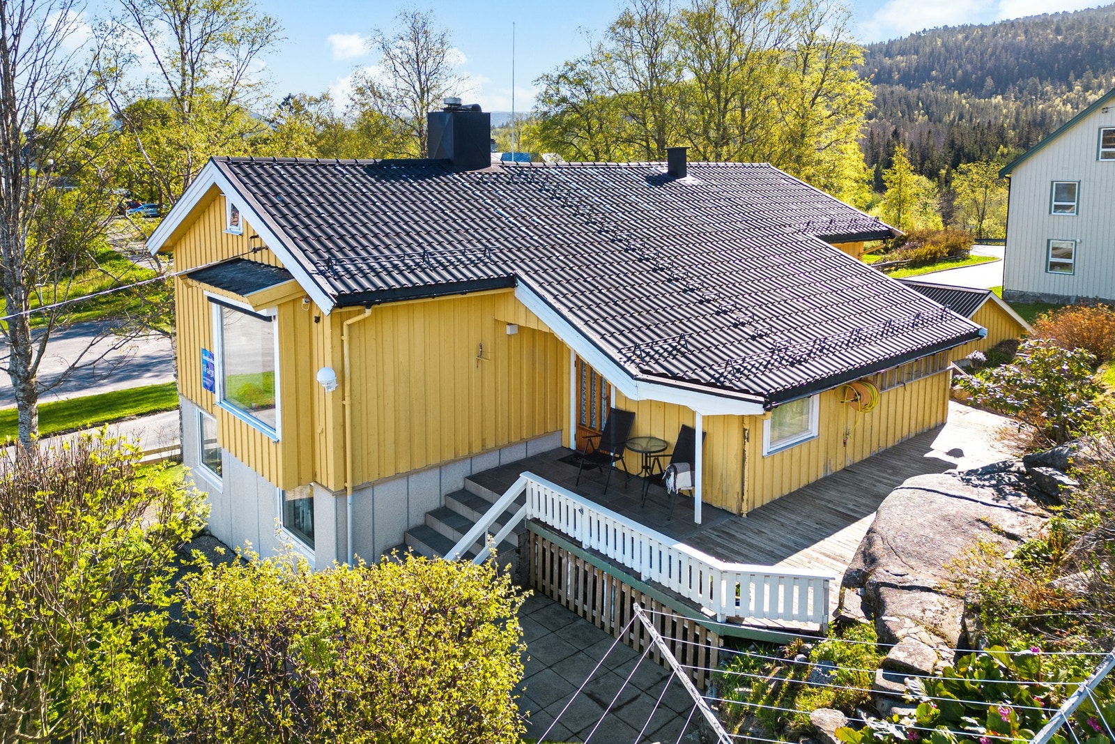 Boligen er over to etasjer og har takoverbygget inngangsparti. Galleribilde