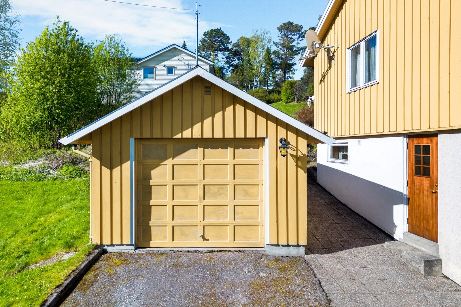 Boligen har en garasje med plass til liten personbil. Galleribilde