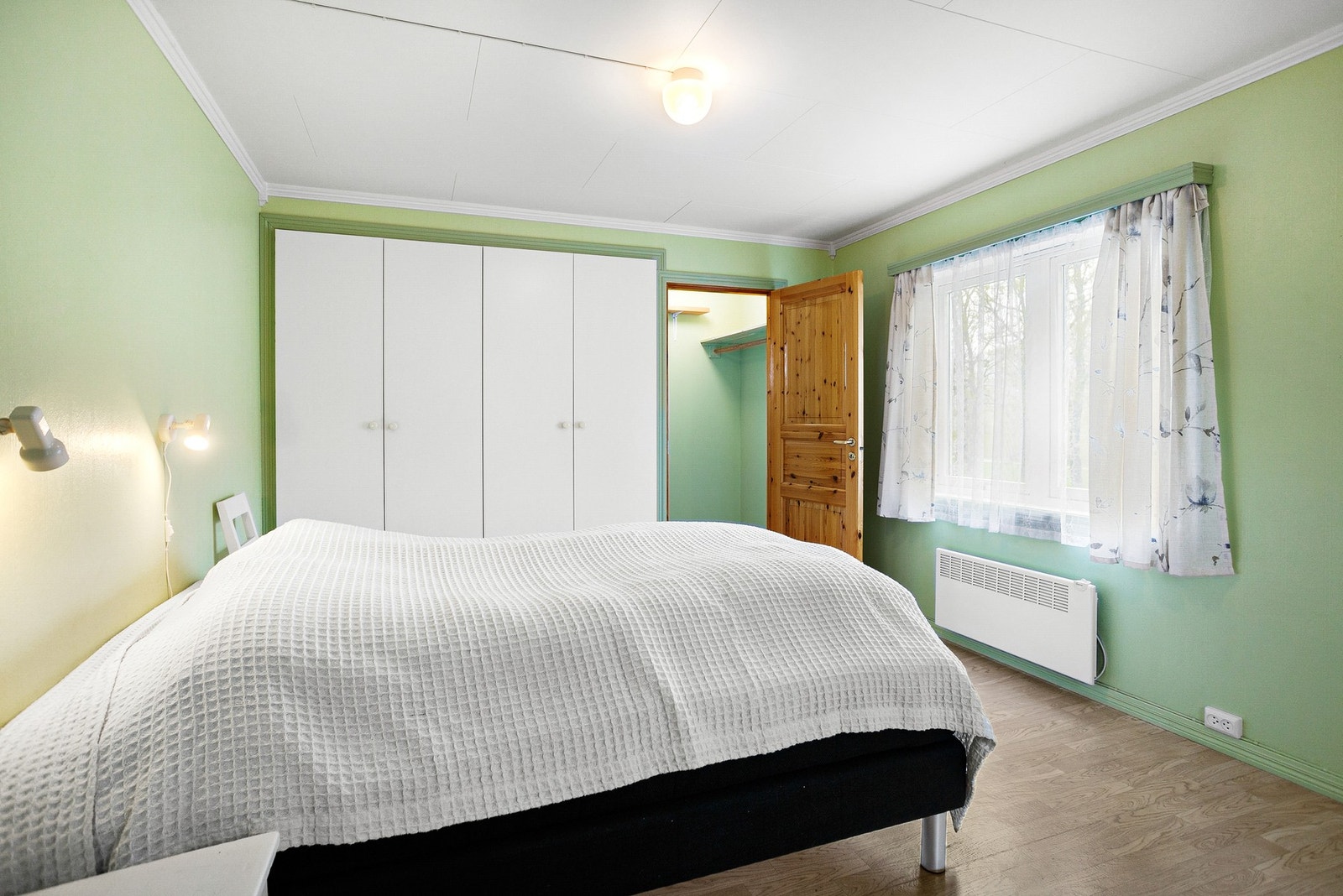 To av soverommene ligger i 1.Etasje. Soverommet har god plass til dobbeltseng. Galleribilde