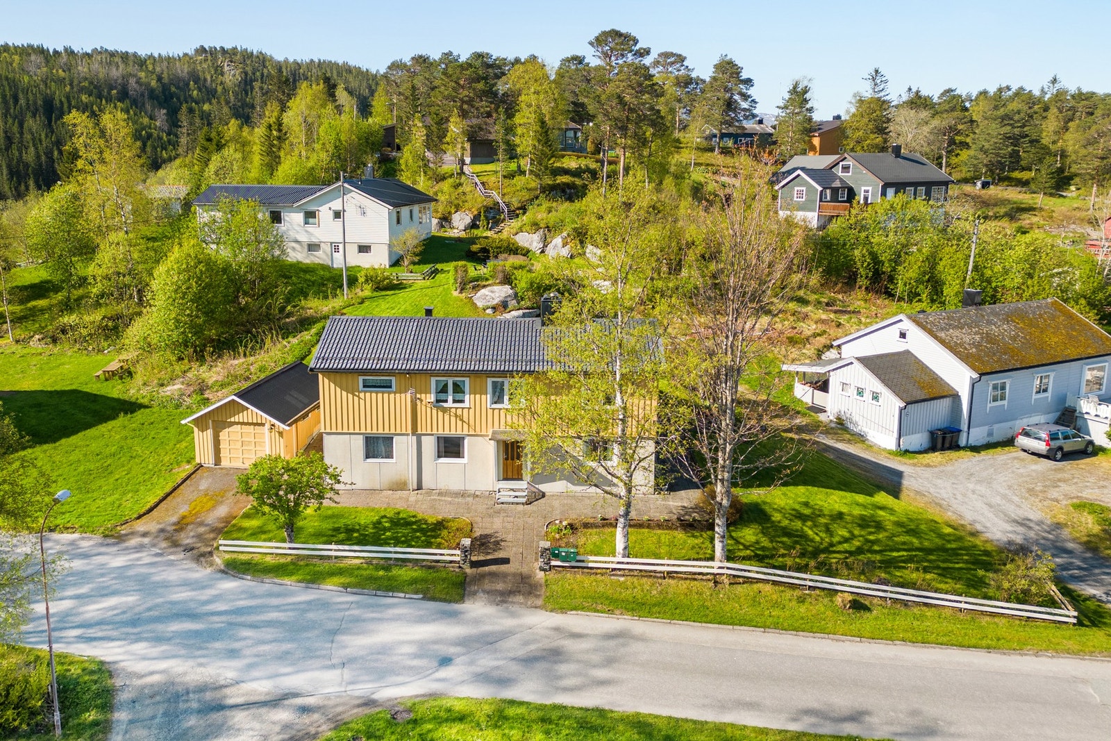 Eneboligen ligger sentralt med gangavstand til dagligvare, barneskole, barnehage og kinoen. Galleribilde