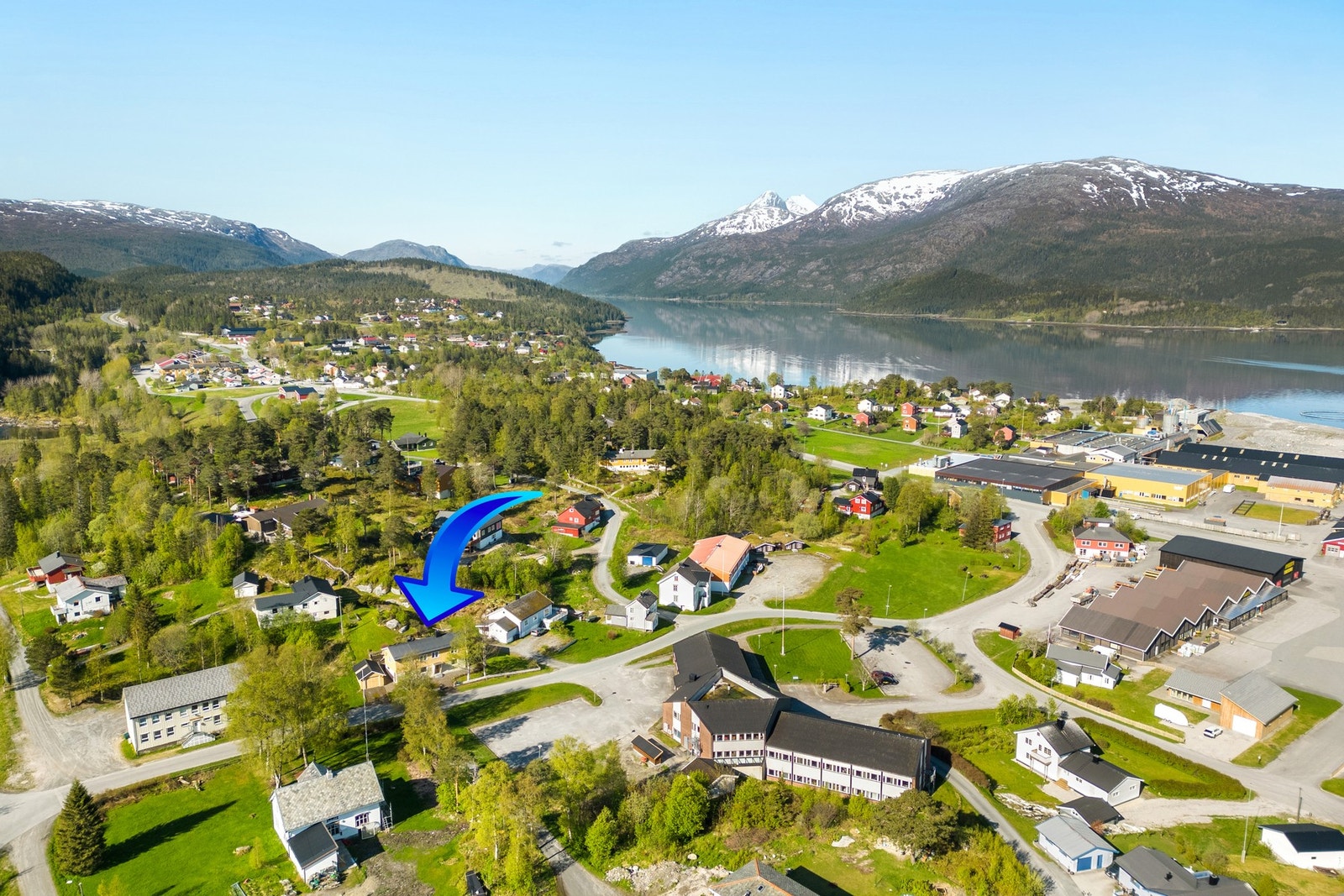 Boligen ligger fint til med gode sol- og utsiktsforhold. Galleribilde