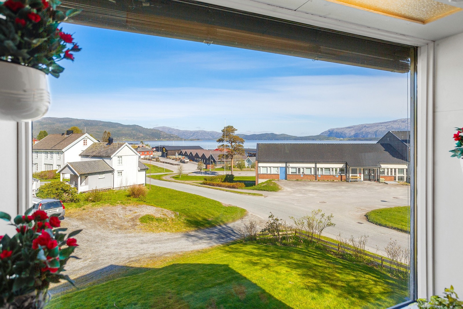 Utsikten over fjorden og fjell. Galleribilde