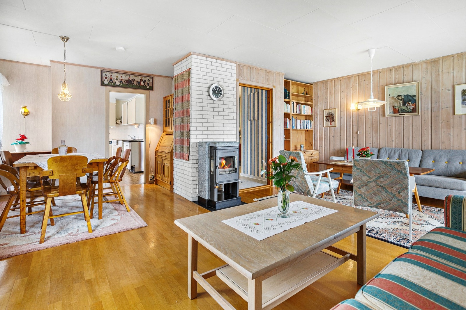 Stuen har god plass til både sofagruppe og spisegruppe. Galleribilde