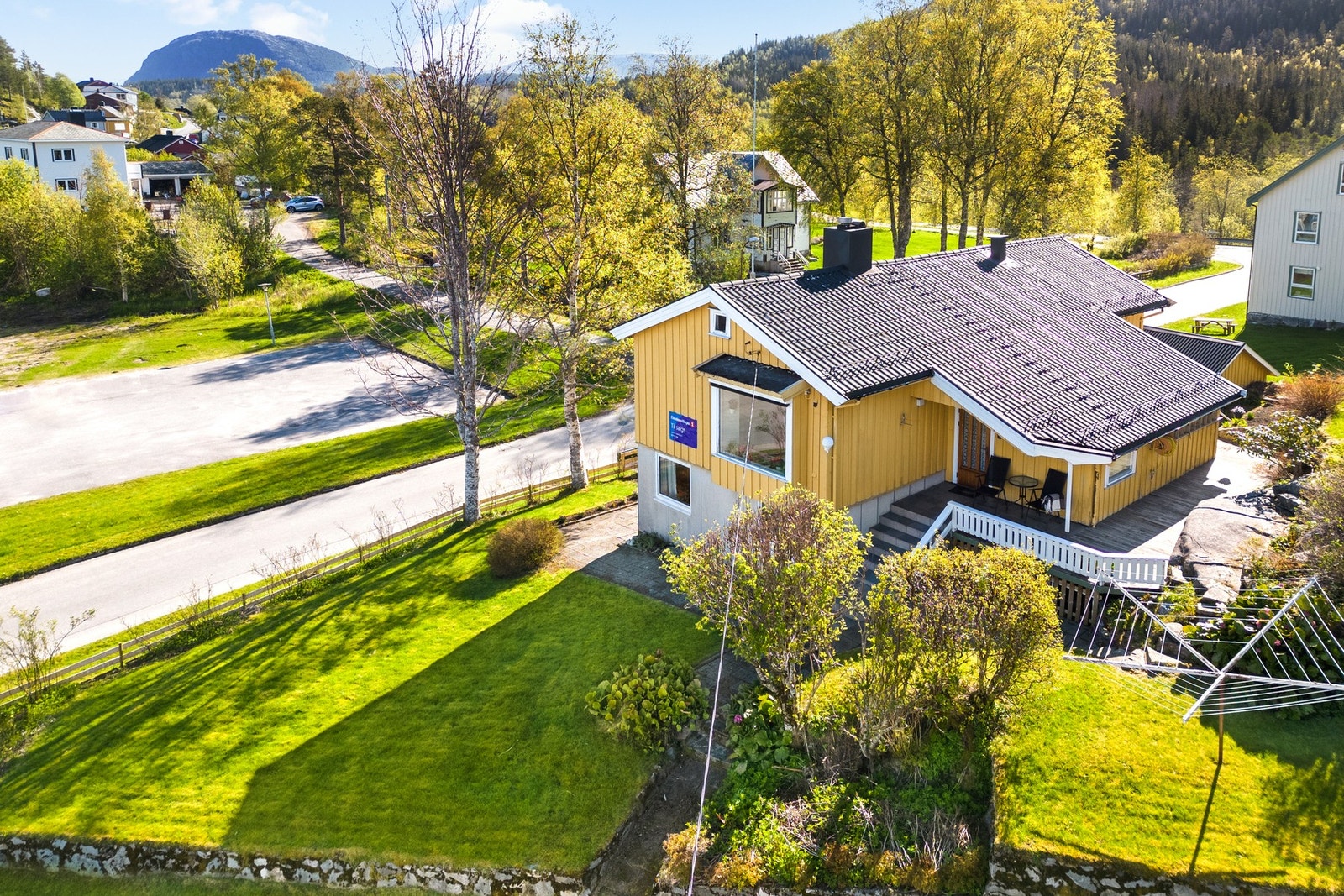 Hagen er opparbeidet med plen og prydbusker. Galleribilde