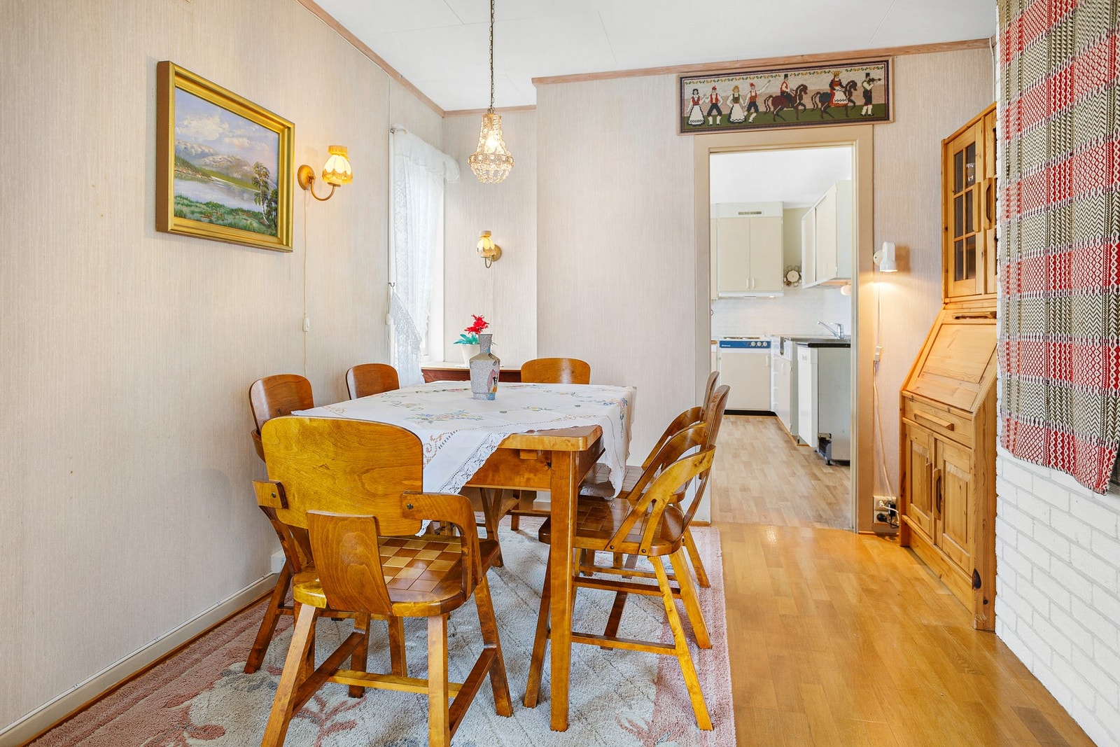 God plass til spisegruppe vedsiden av kjøkken. Galleribilde