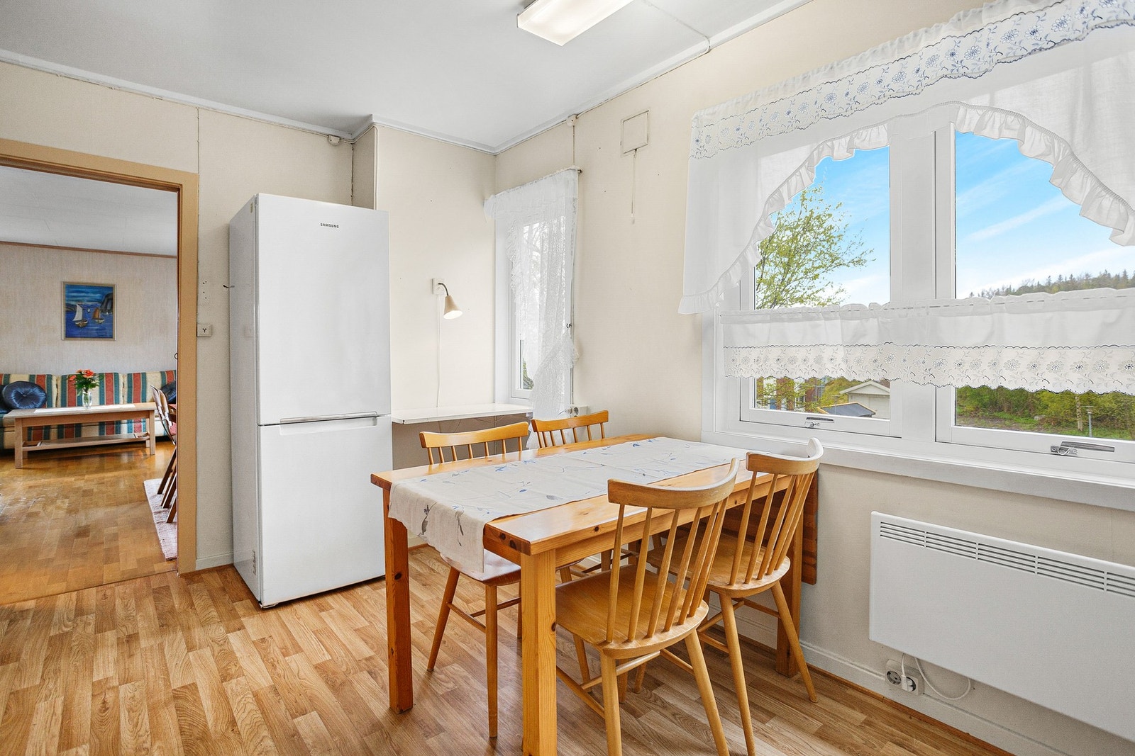 Åpen løsning mot stue. Store vindusflater som gir godt med naturlig lysinnslipp. Galleribilde