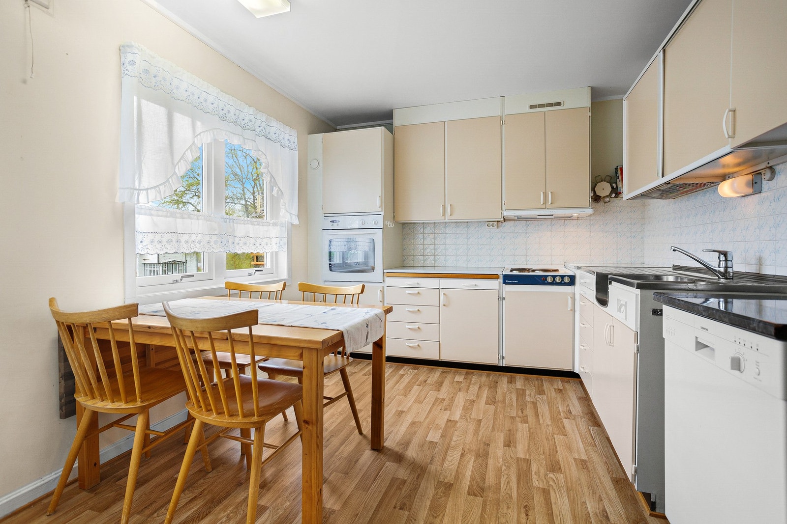 Romslig kjøkken med plass til spisegruppe. Galleribilde