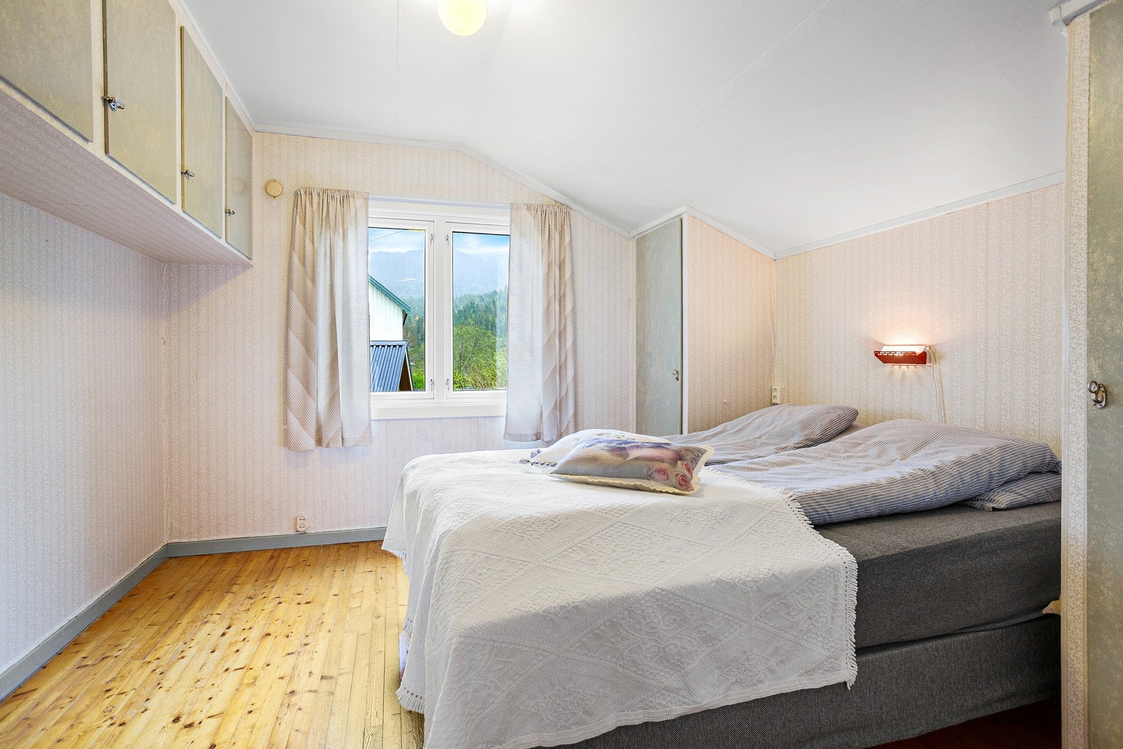 Soverom 2. Har godt med skap og plass til dobbeltseng. Galleribilde