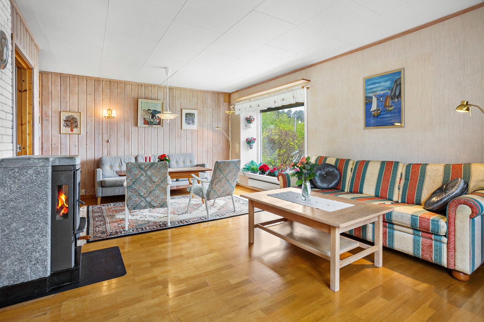 Romslig stue med vedfyring. Galleribilde