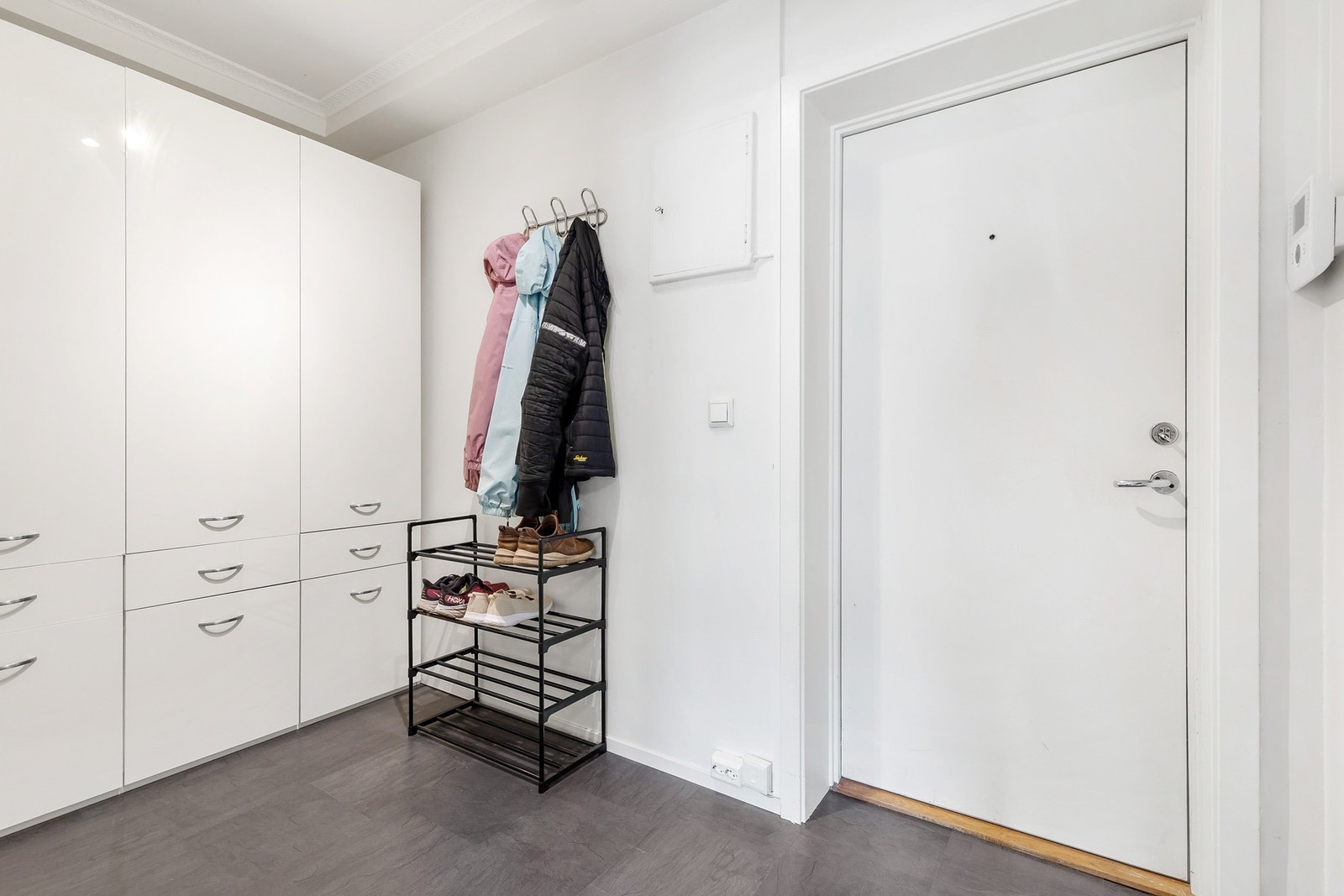 Det er fin plass til garderobeskap for oppbevaring av yttertøy og sko Galleribilde