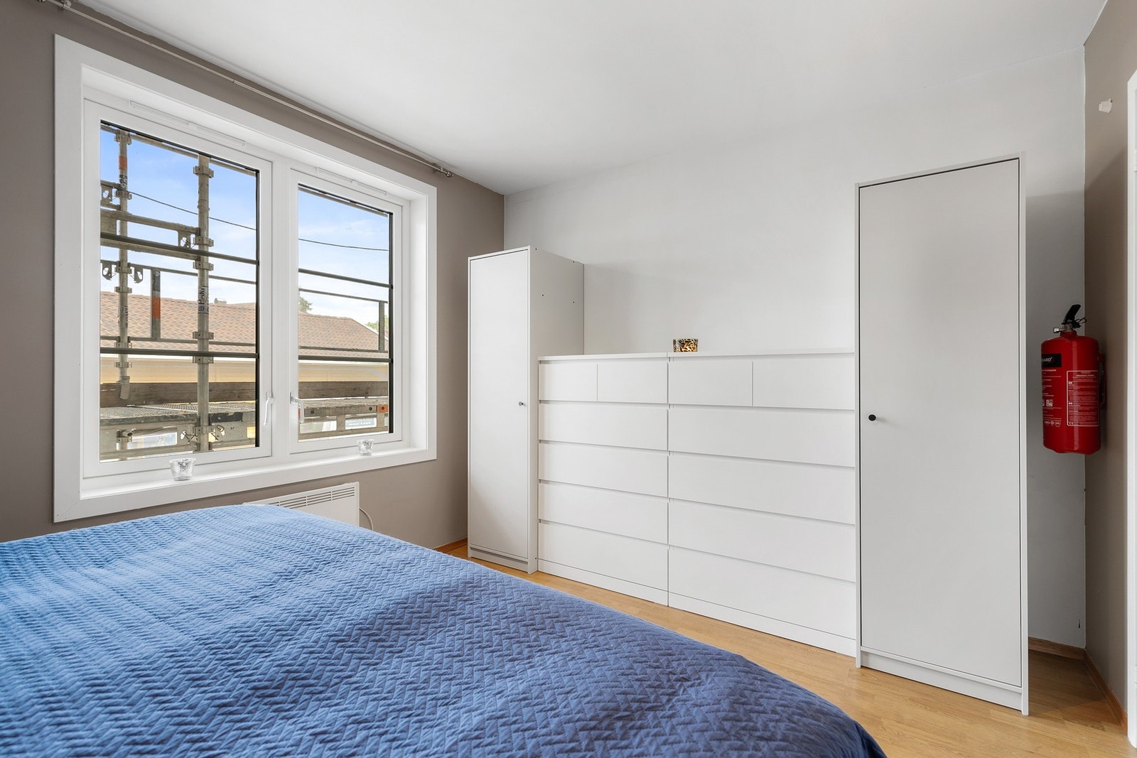 Rommet har fin plass til dobbeltseng, nattbord og garderobe Galleribilde