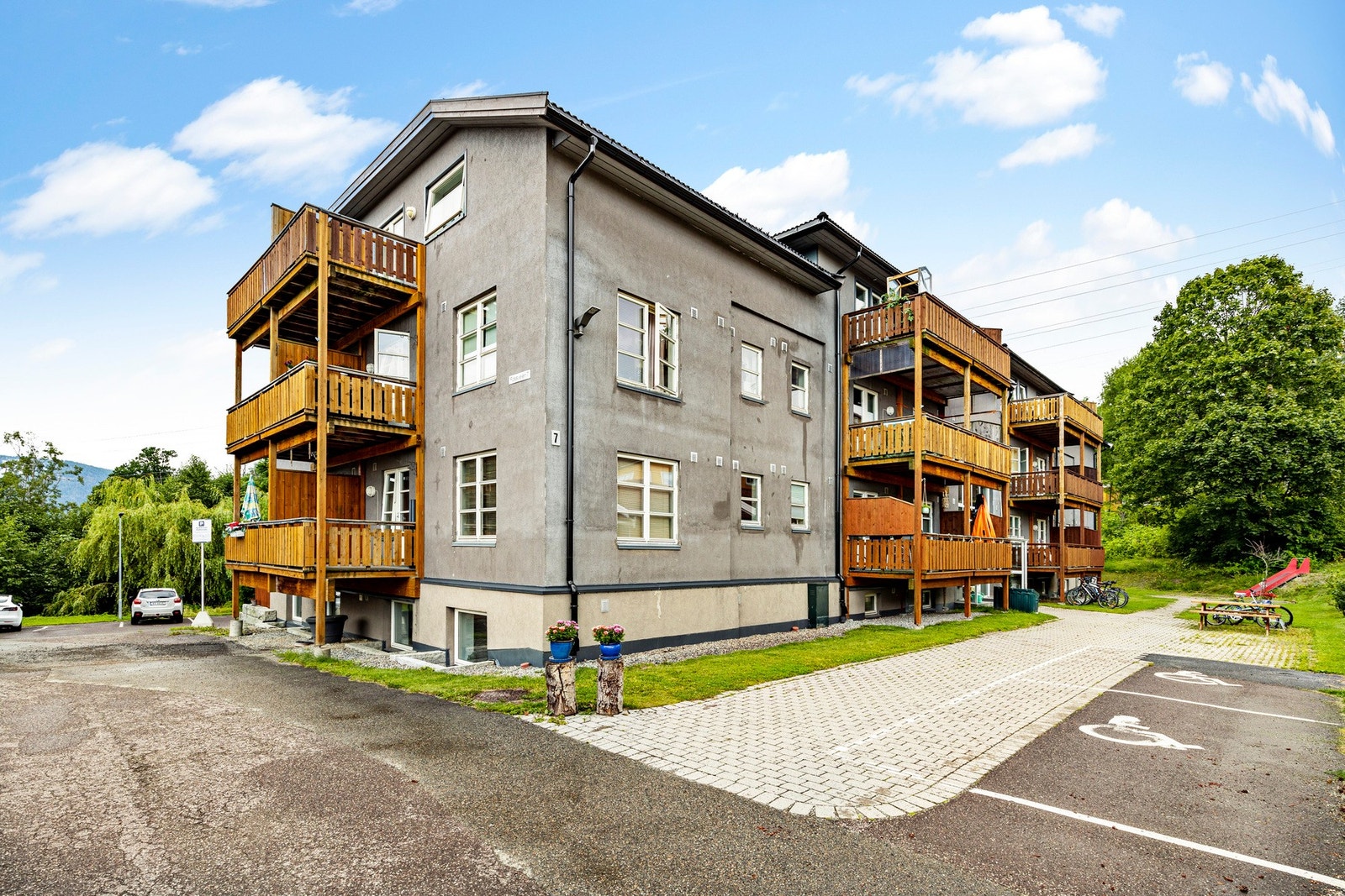 Leiligheten disponerer også én biloppstillingsplass Galleribilde