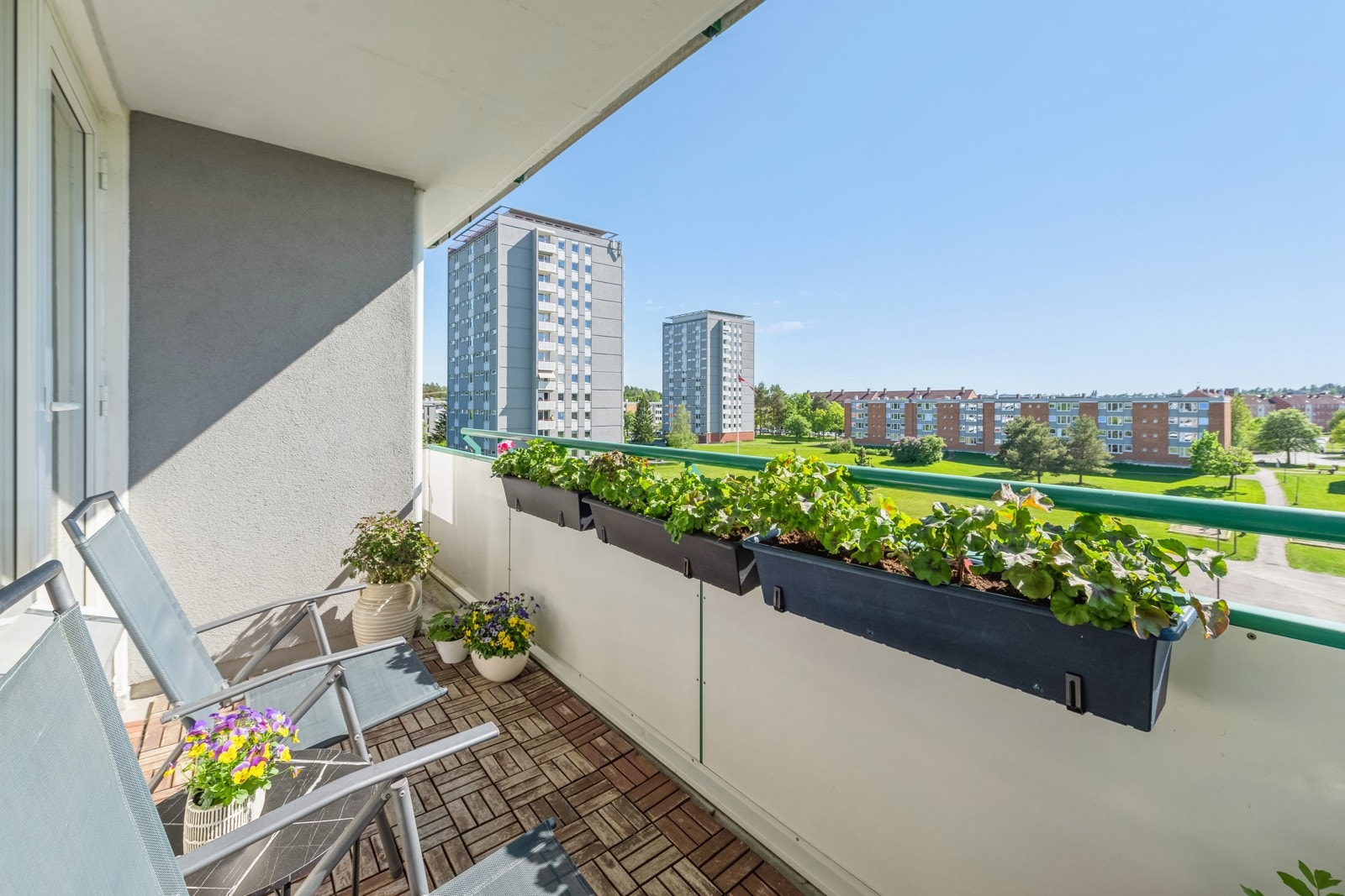 Her har man plass til en hyggelig sittegruppe med diverse utemøbler. Galleribilde