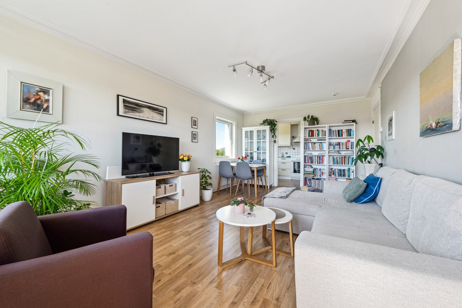 Stue med god plass til spisebord i tillegg til sofagruppe. Galleribilde