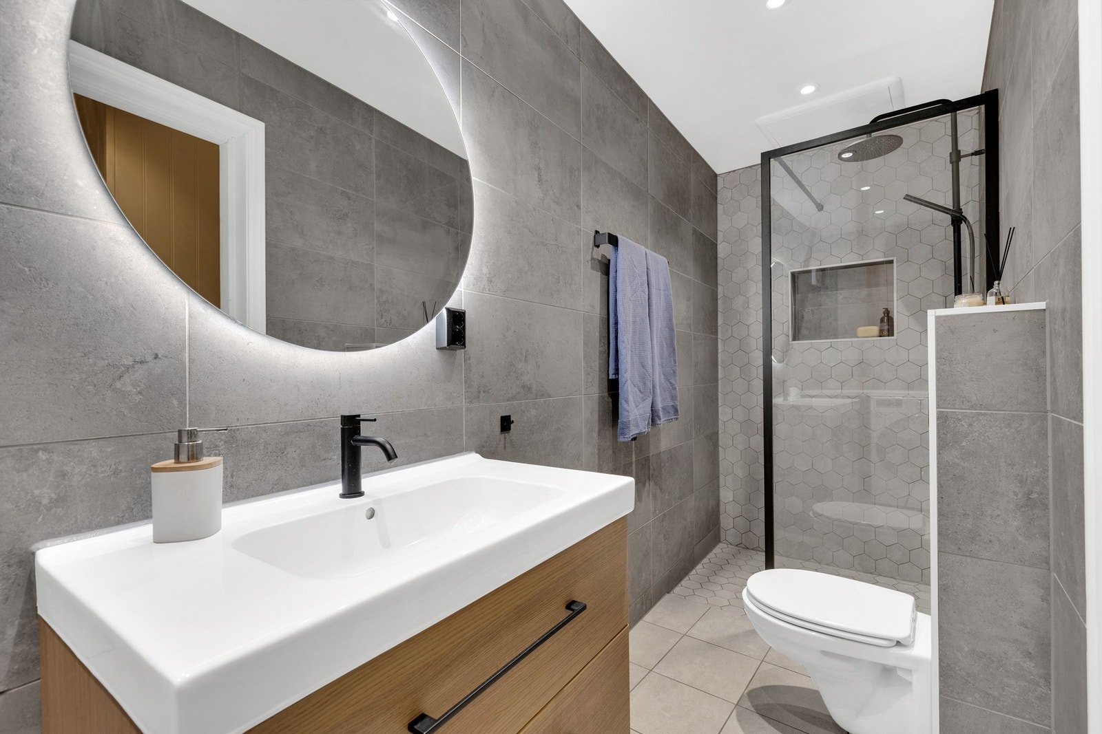 Meget lekkert baderom fra 2019 på 4,5 m², vurdert til TG1/TG0 av byggesakskyndig. Galleribilde