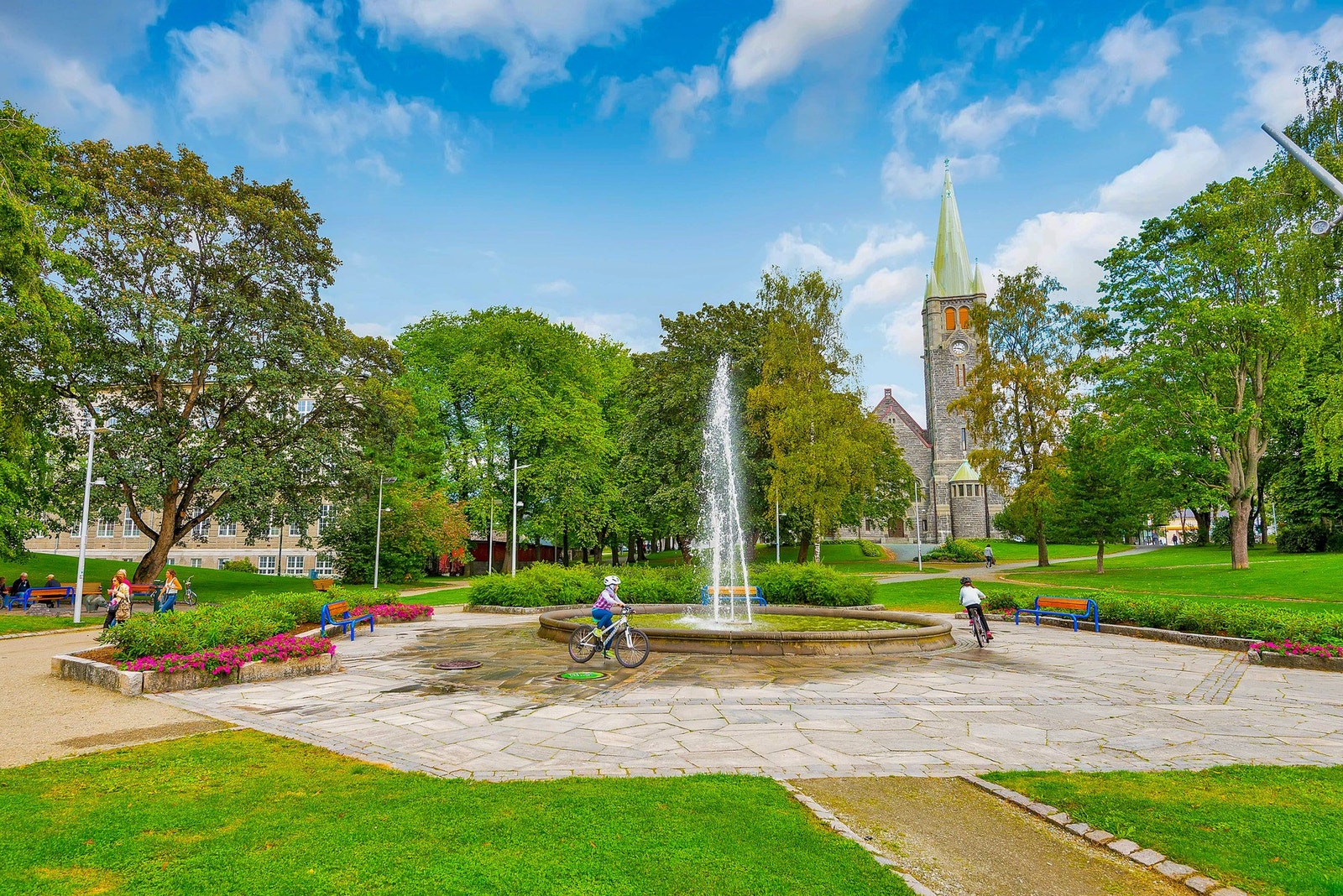 Lademoparken med sitt yrende folkeliv på sommeren ligger i gangavstand fra leiligheten. Galleribilde