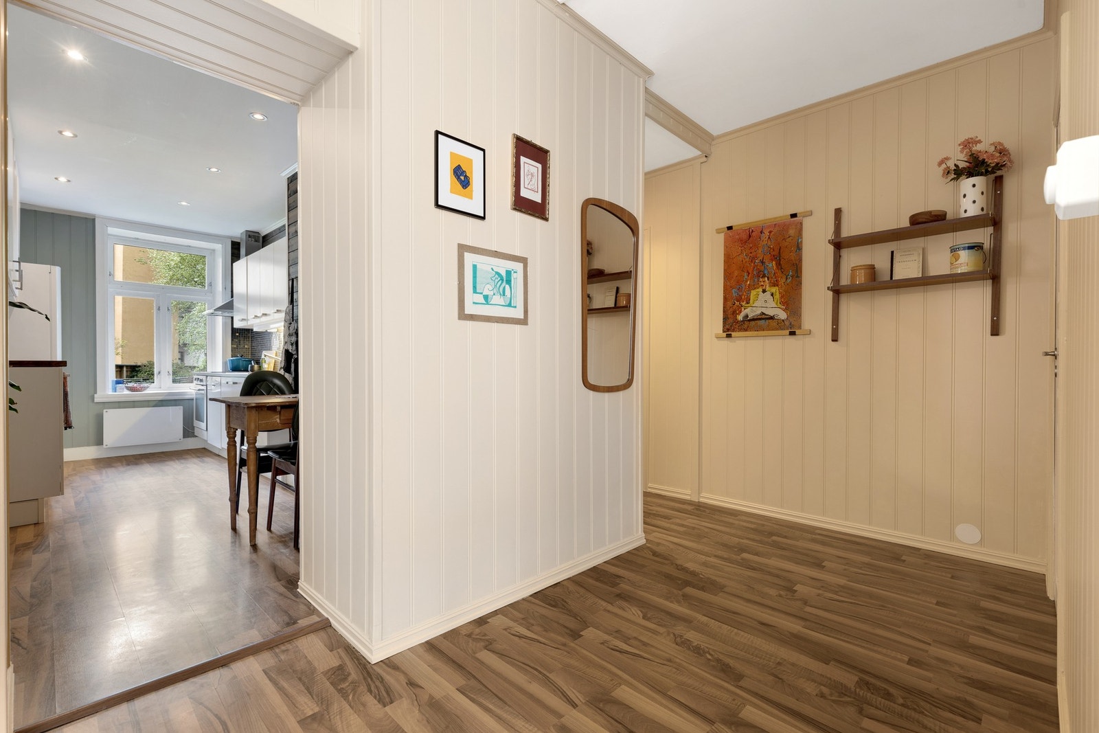 Oppvarmingskildene for leiligheten er elektrisitet og vedfyring. Galleribilde