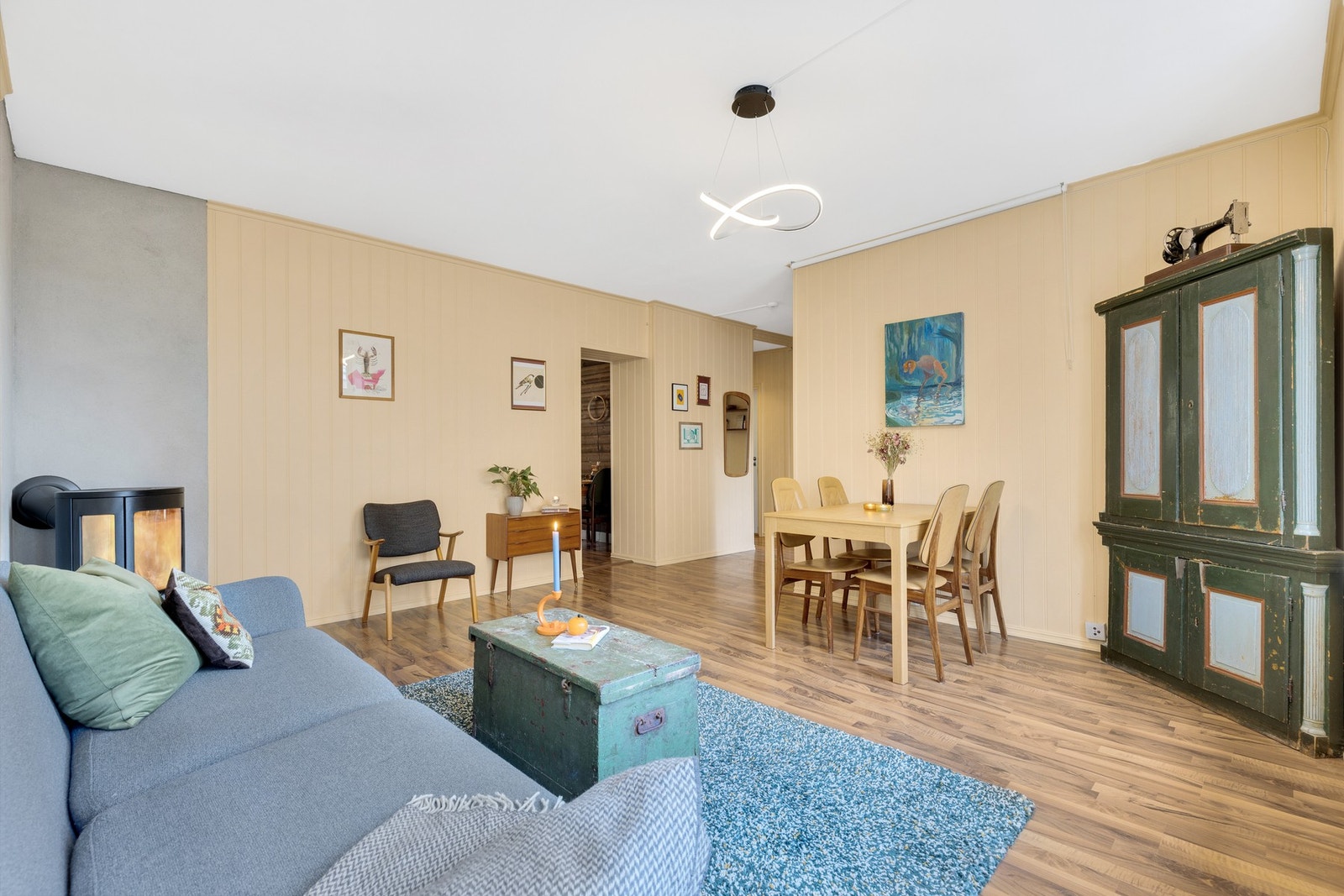 Romslig stue som måler 20,1 m² og har godt med plass til både sofagruppe og spisestue. Galleribilde