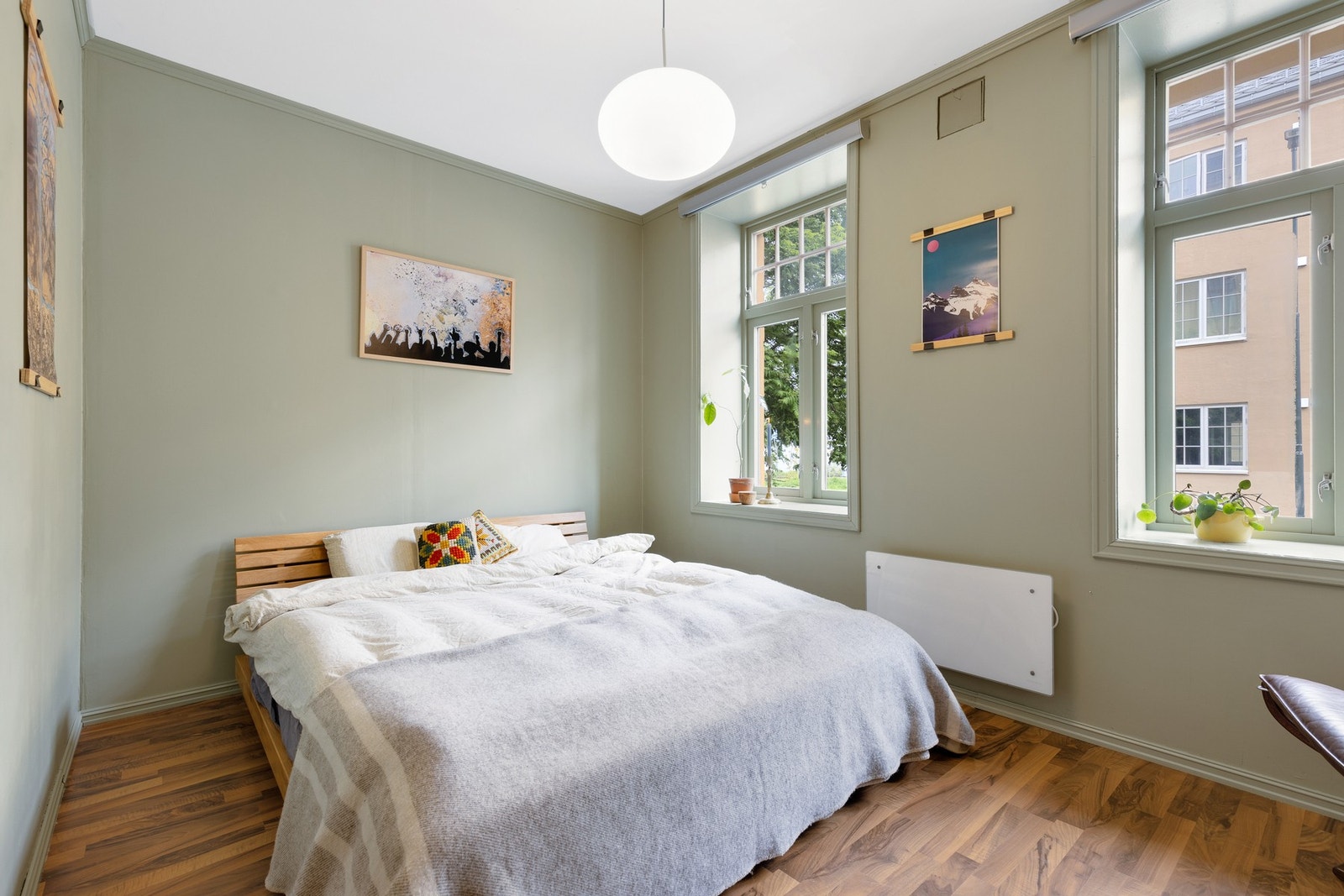 Garderobeskapet medfølger naturligvis salget. Galleribilde