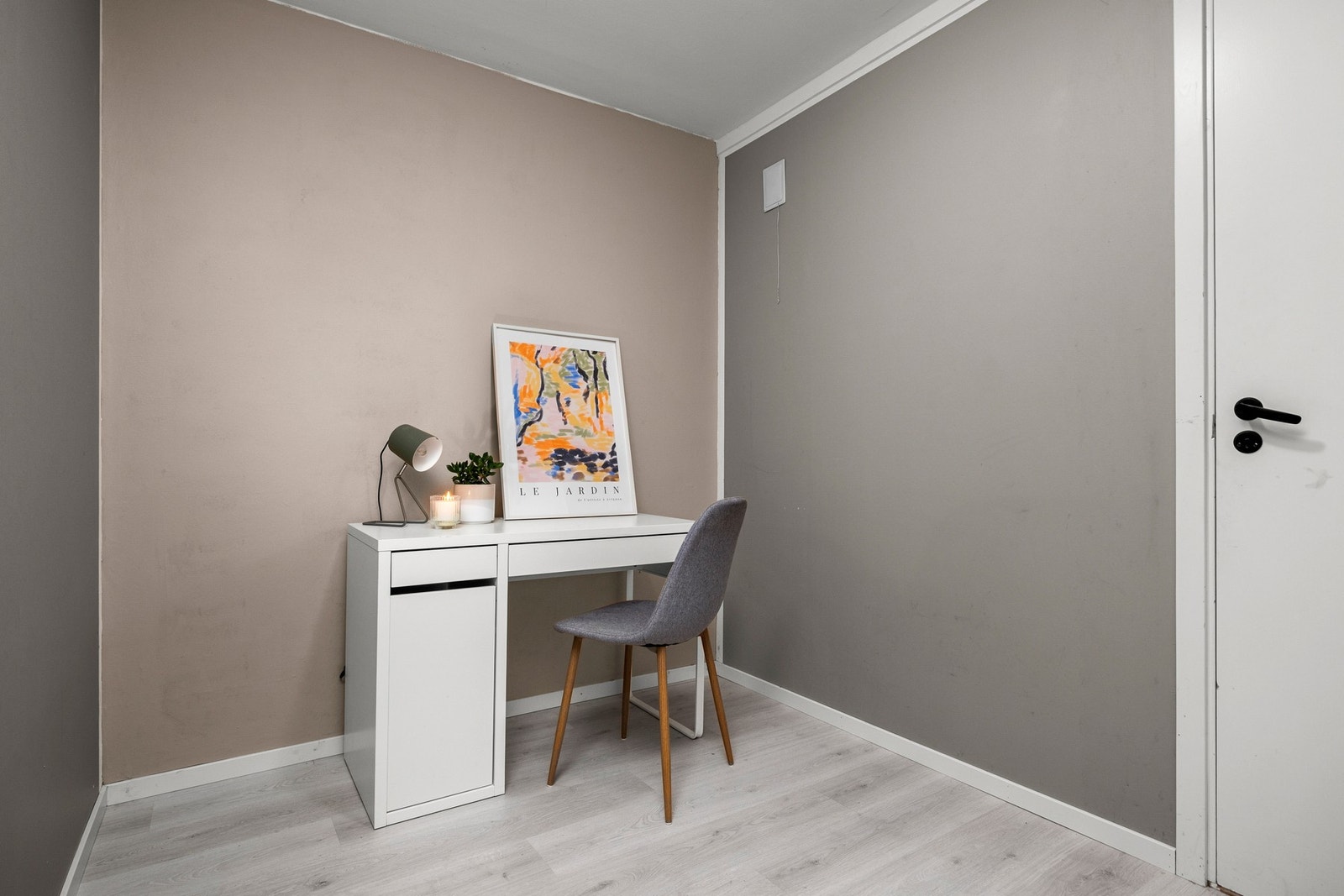 Bod i sokkel disponeres som kontor. Galleribilde