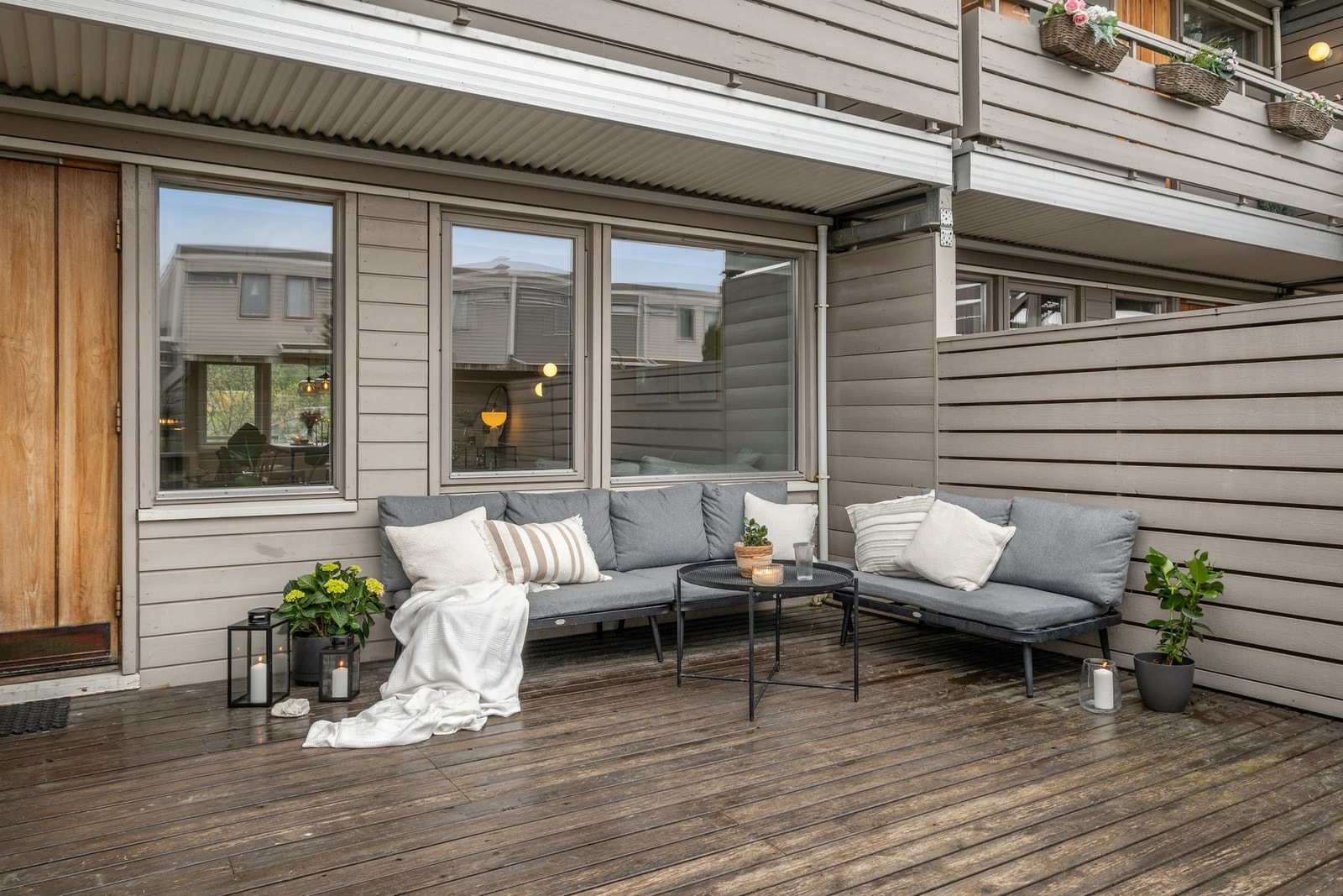 Flott terrasse ved inngangsparti. Galleribilde