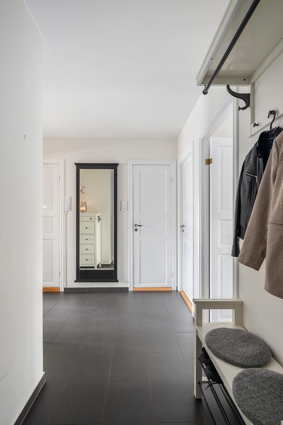 Meget innbydende inngangsparti med gir leiligheten et meget godt førsteinntrykk Galleribilde