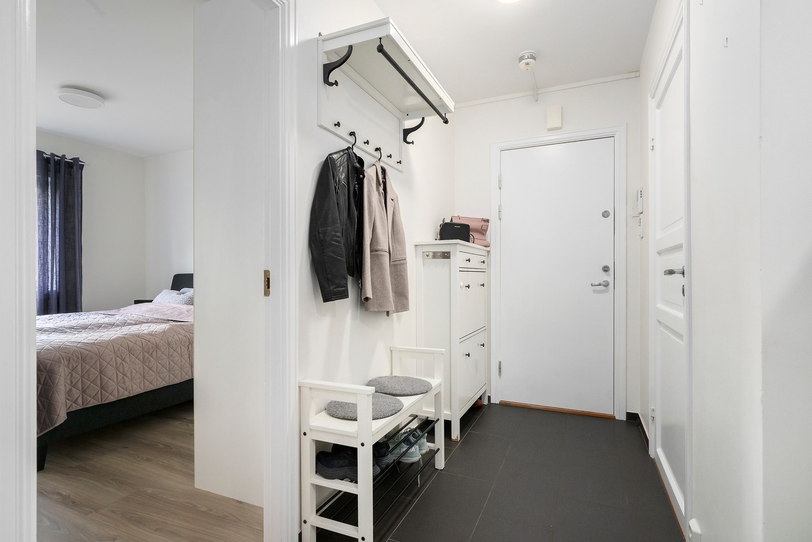 Stor og åpen entré som ønsker deg velkommen inn. Galleribilde