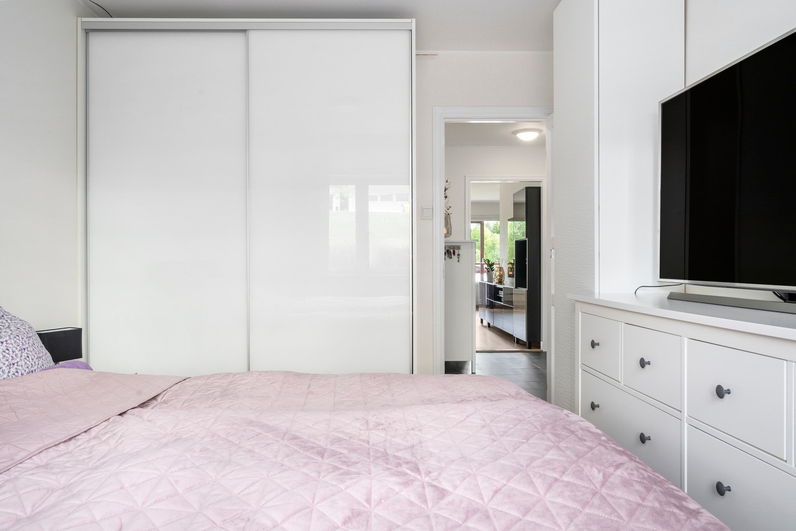 Boligen byr på tre lyse og romslige soverom med tidløse farger og gode møbleringsmuligheter. Galleribilde