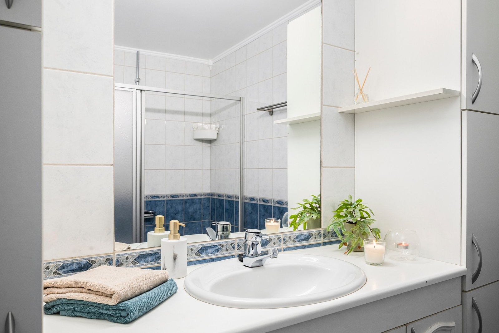 Romslig badersomsrinnredning med god plass til oppbevaring av personlige artikler. Galleribilde