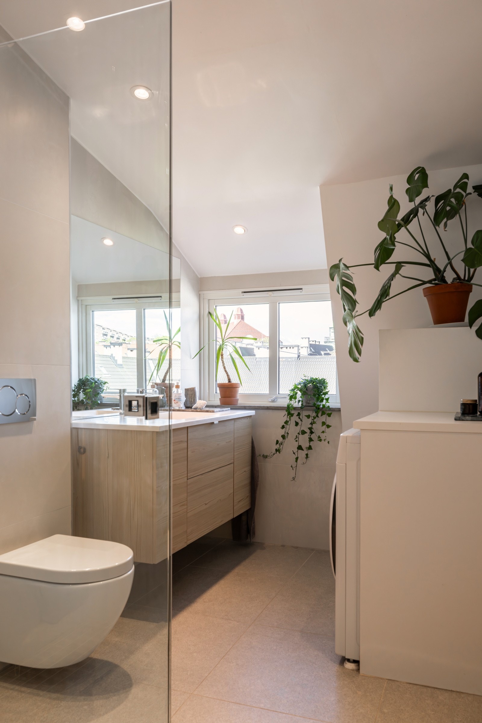 Delikat og flislagt baderom fra 2019/20. Galleribilde