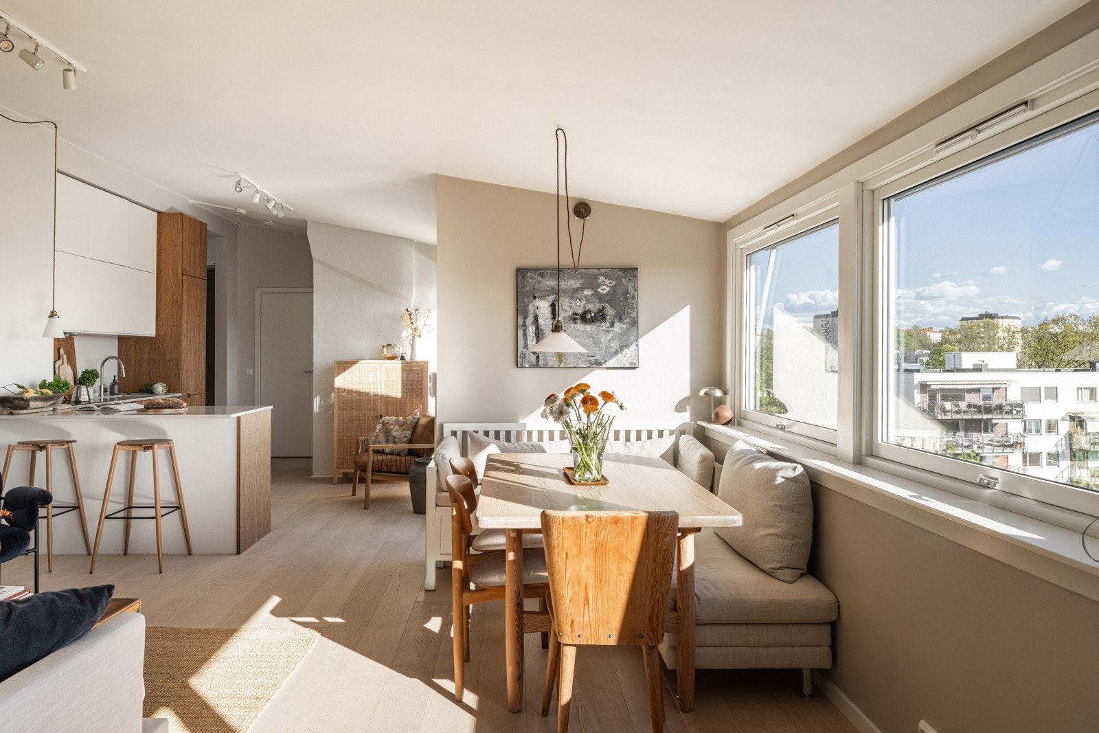 Stuen har en åpen og velfungerende løsning mot kjøkkenet, noe som sikrer en god utnyttelse av arealet og skaper et hyggelig og sosialt oppholdsrom. Galleribilde