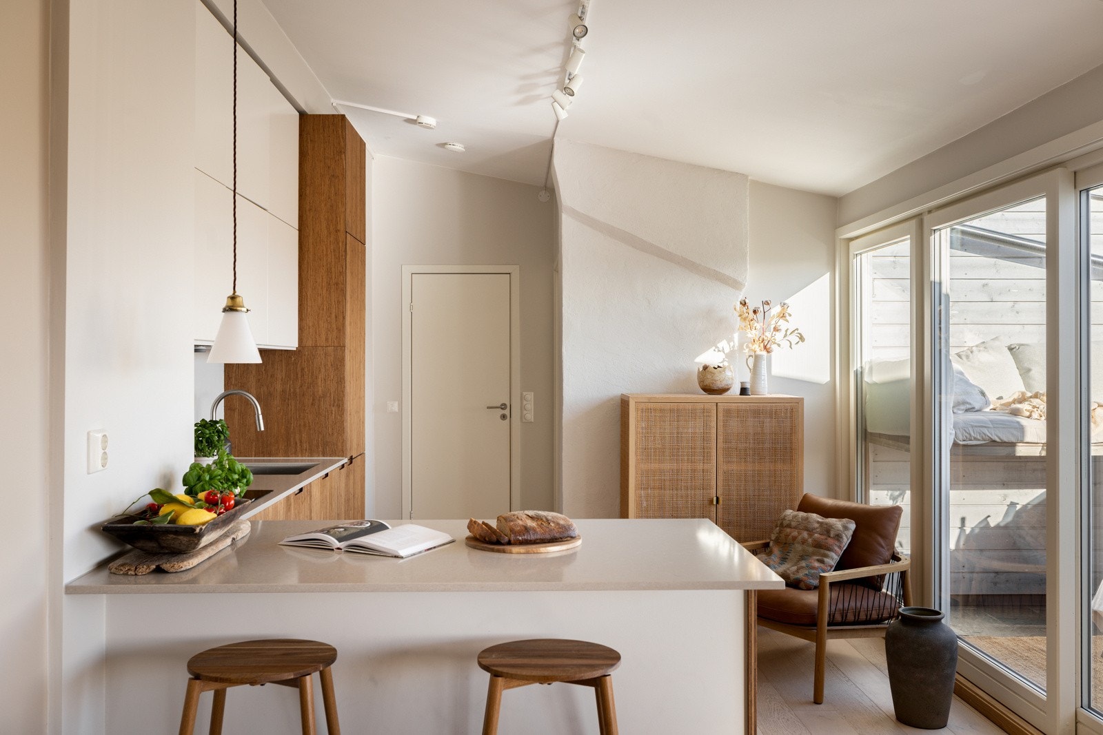 Leiligheten har et stilrent kjøkken med innredning fra 2020. Galleribilde