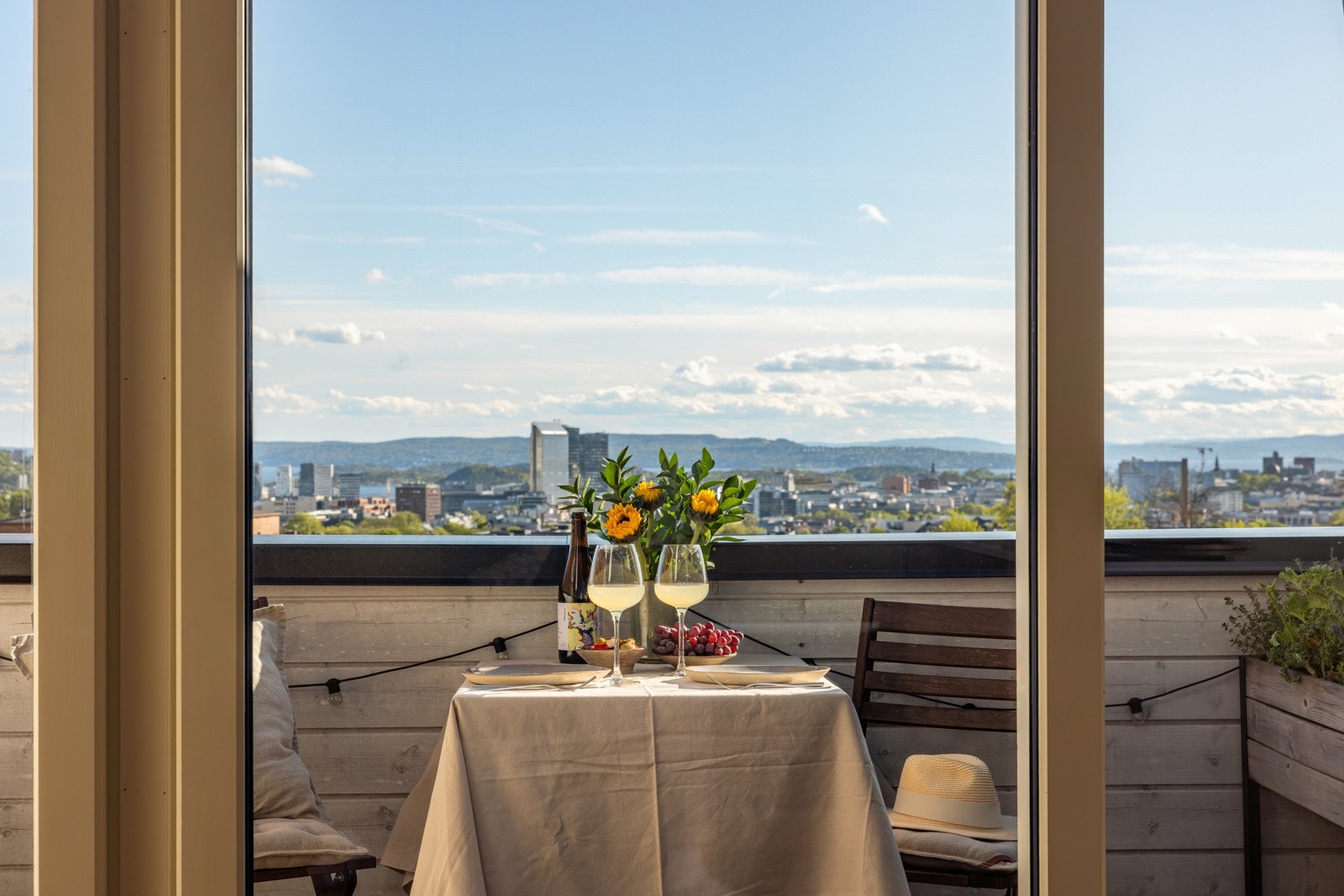 Fra stuen er det utgang til en herlig takterrasse. Balkongdøren er fra 2018. Galleribilde