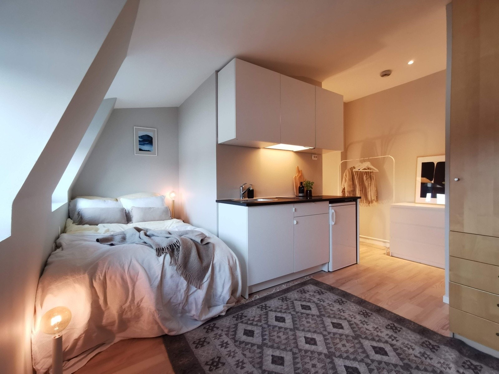 Innbydende stue med plass til f.eks. sovesofa, seng, spisebord eller annet ønskelig møblement. Galleribilde