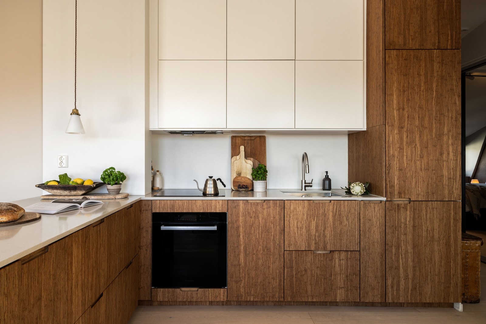 Det er fronter fra norske Ask og Eng, benkeplate av stein og nedfelt oppvaskkum med ett-greps kjøkkenarmatur. Galleribilde