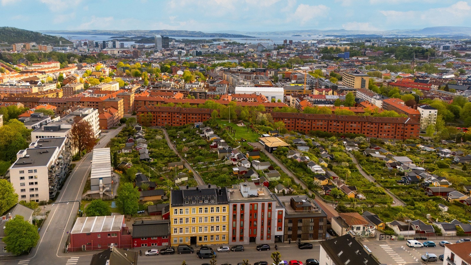 I tillegg til beboerparkeringsordning er det stadig garasjeplasser ute for salg/leie i Jørgen Løvlands gate 3 og 5 (få meter fra leiligheten). En annen mulighet er garasjeanlegget i Sinsenveien 3 (Pengeskapsfabrikken). Galleribilde