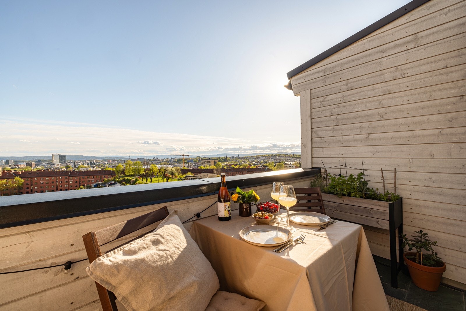 En herlig forlengelse av leiligheten på sommerhalvåret. Gulvoverflater er belagt med fliser og har varmekabler installert. Galleribilde