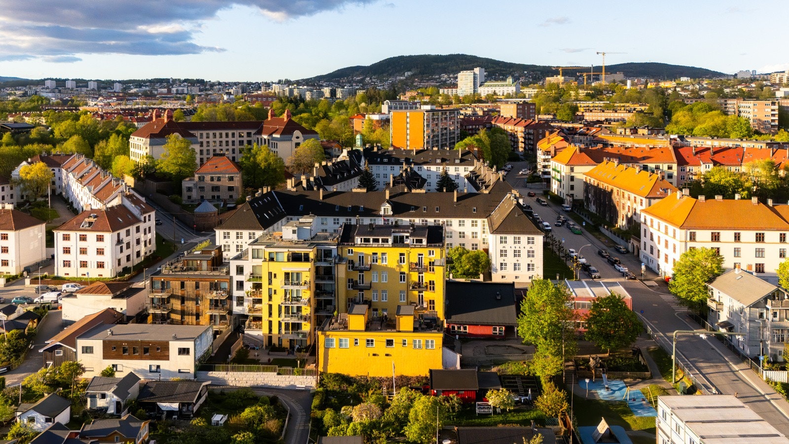 Leiligheten ligger i et populært og veletablert boligområde på Rosenhoff. Beliggenheten er rolig og tilbaketrukket, men samtidig sentralt m/ alt man trenger i hverdagen innen rekkevidde. Galleribilde