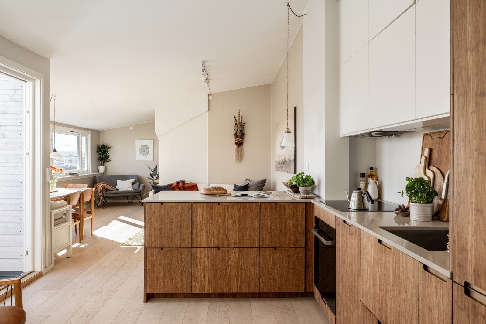 Kjøkkenet har integrerte hvitevarer bestående av stekeovn, platetopp, oppvaskmaskin, kjøleskap og fryser som medfølger handelen. Galleribilde