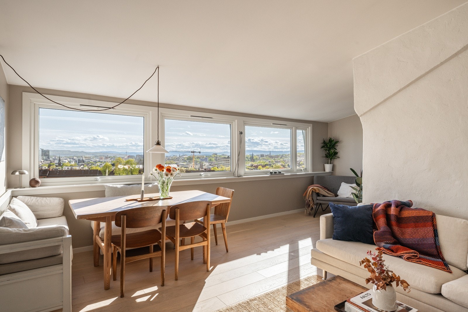 Stuen har store vindusflater som gir godt med naturlig lysinnslipp og en luftig atmosfære. Det ble satt inn nye vinduer i hoveddel i regi av sameiet i 2021. Galleribilde