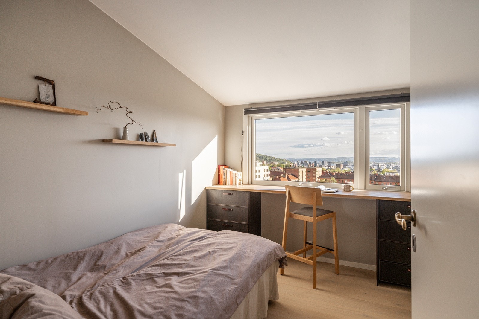 Det andre soverommet har plass til seng, skrivepult eller annet ønsket møblement. Galleribilde