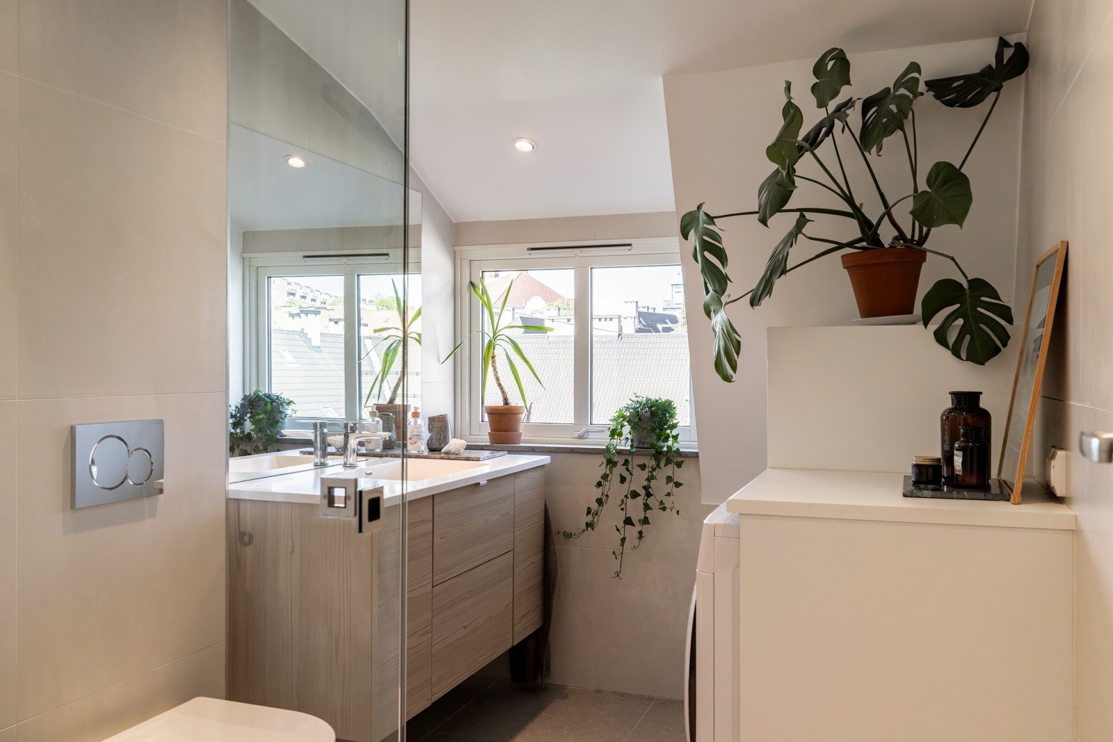 Det er behagelig varme i gulvet og nedsenket himling med downlights. Galleribilde