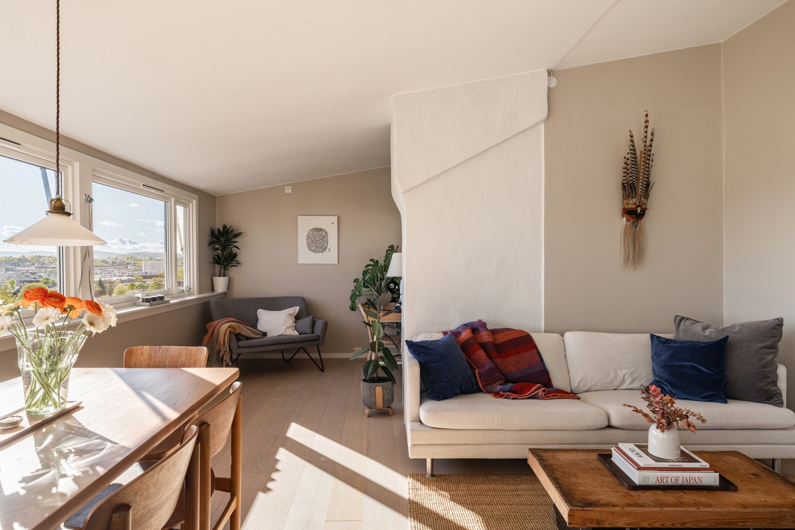 Leiligheten er vel gjennomført med delikate og tidløse overflater og pen parkett på gulvet. Galleribilde