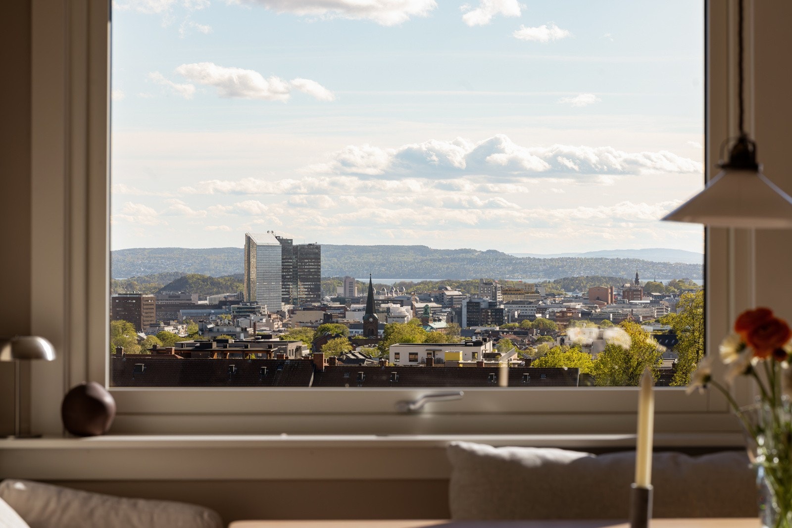 Det er gjennomgående planløsning med store vindusflater, generøs takhøyde og fine lysinnslipp. Galleribilde