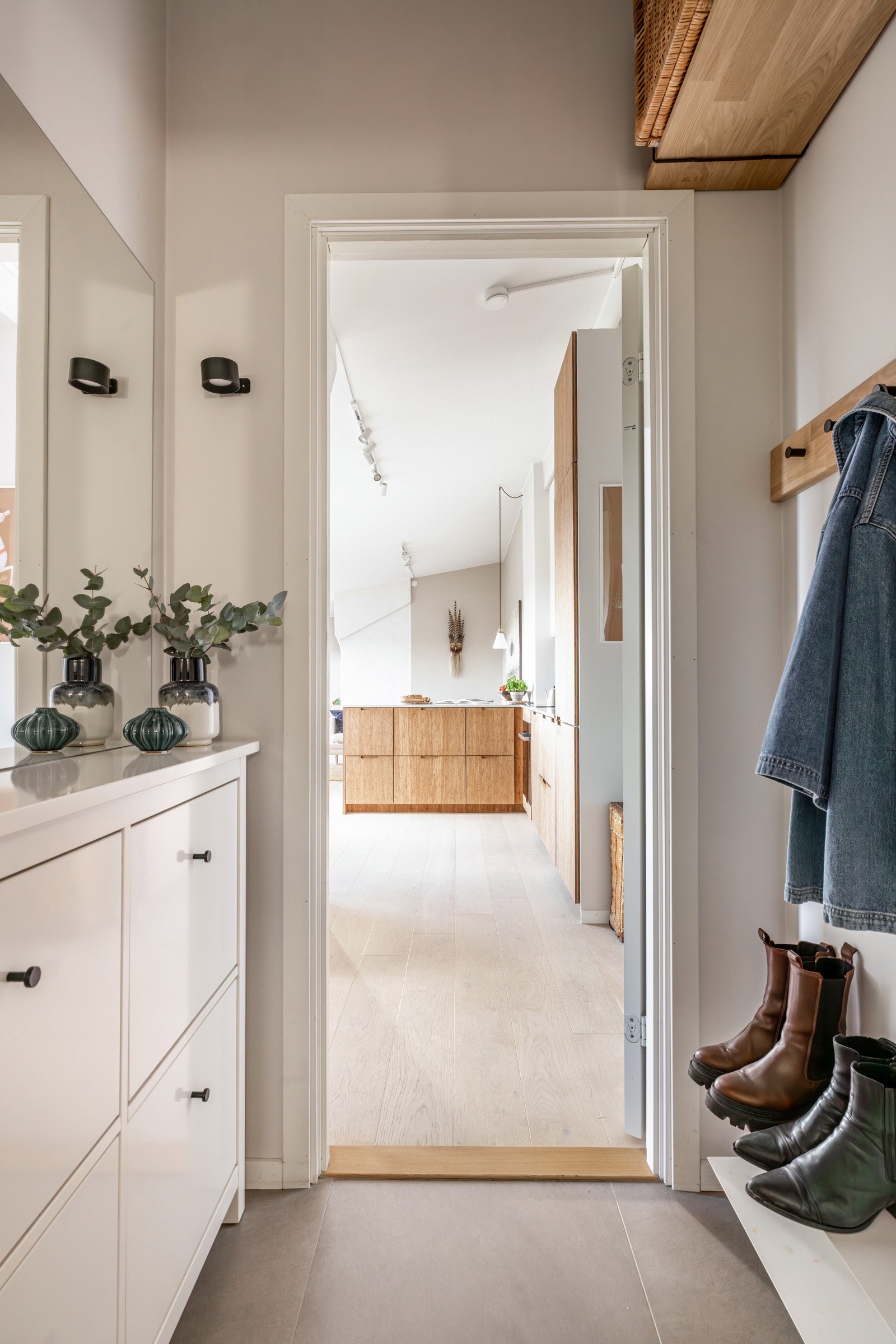 Innbydende entré som gir et godt førsteinntrykk av leiligheten. Galleribilde