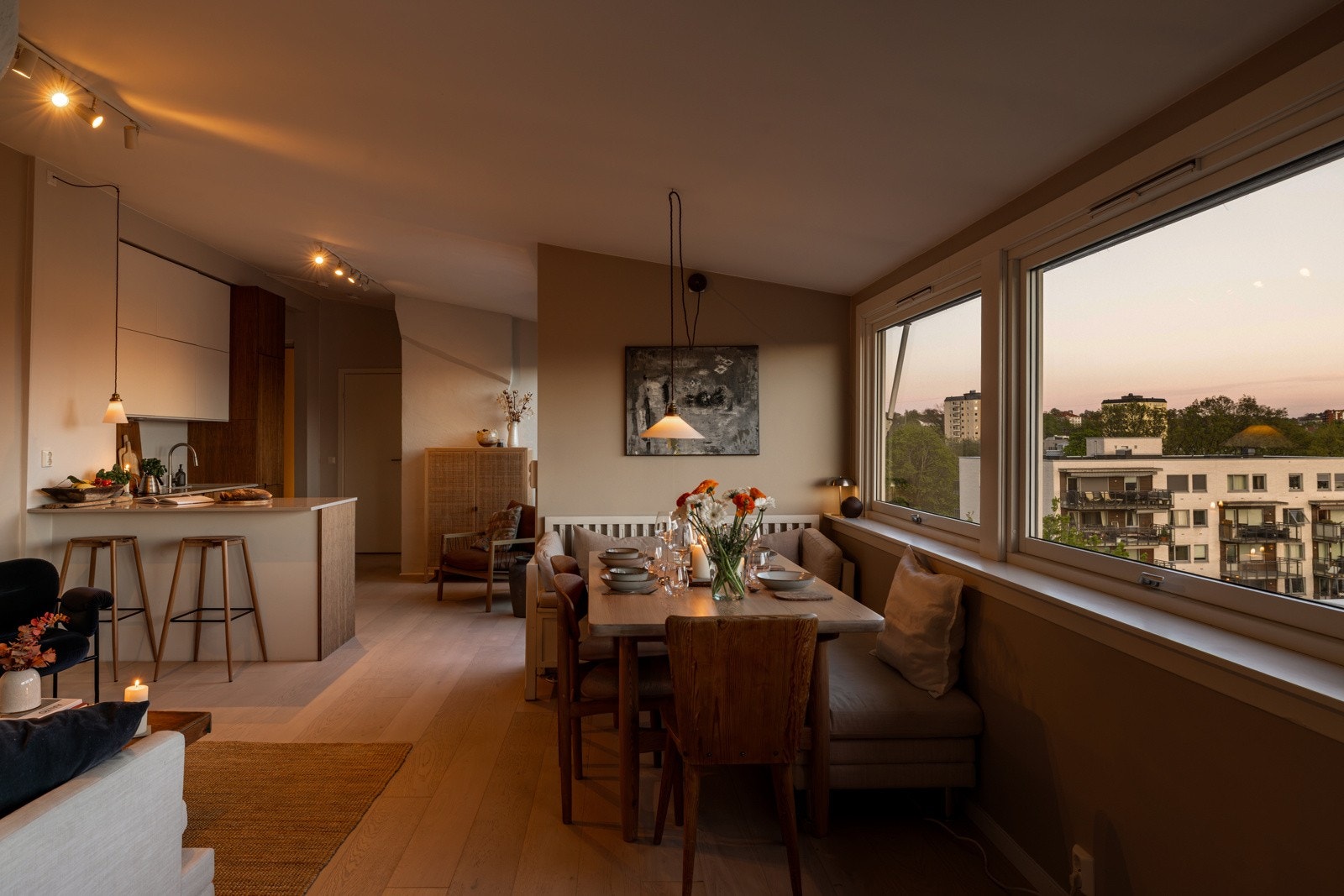 Her kan man innrede i ulike soner. Det er plass til en større sofagruppe med tilhørende møblement og tv-seksjon. Galleribilde