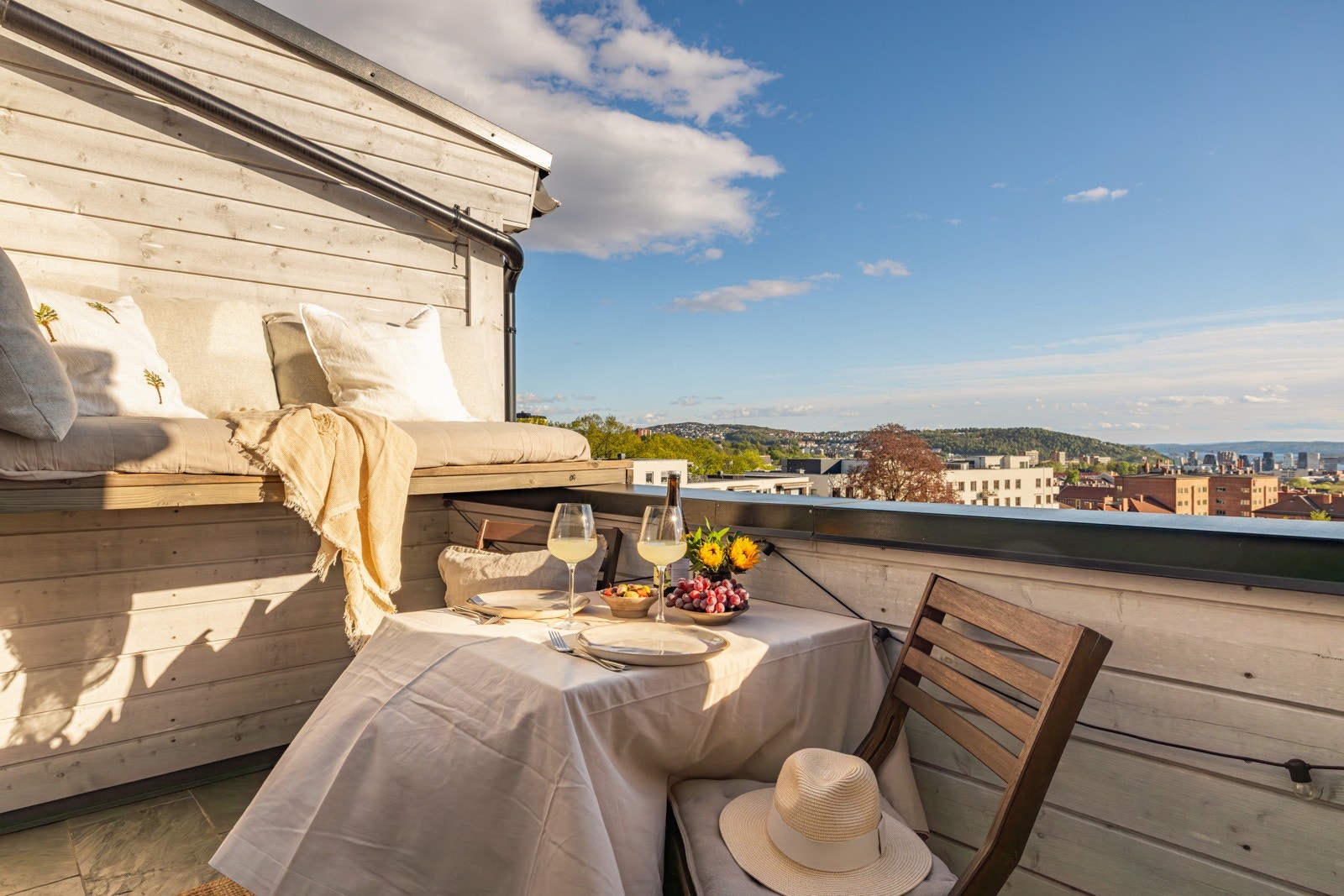 Terrassen er på 5m² med plass til sittegruppe, grill og beplantning. Galleribilde