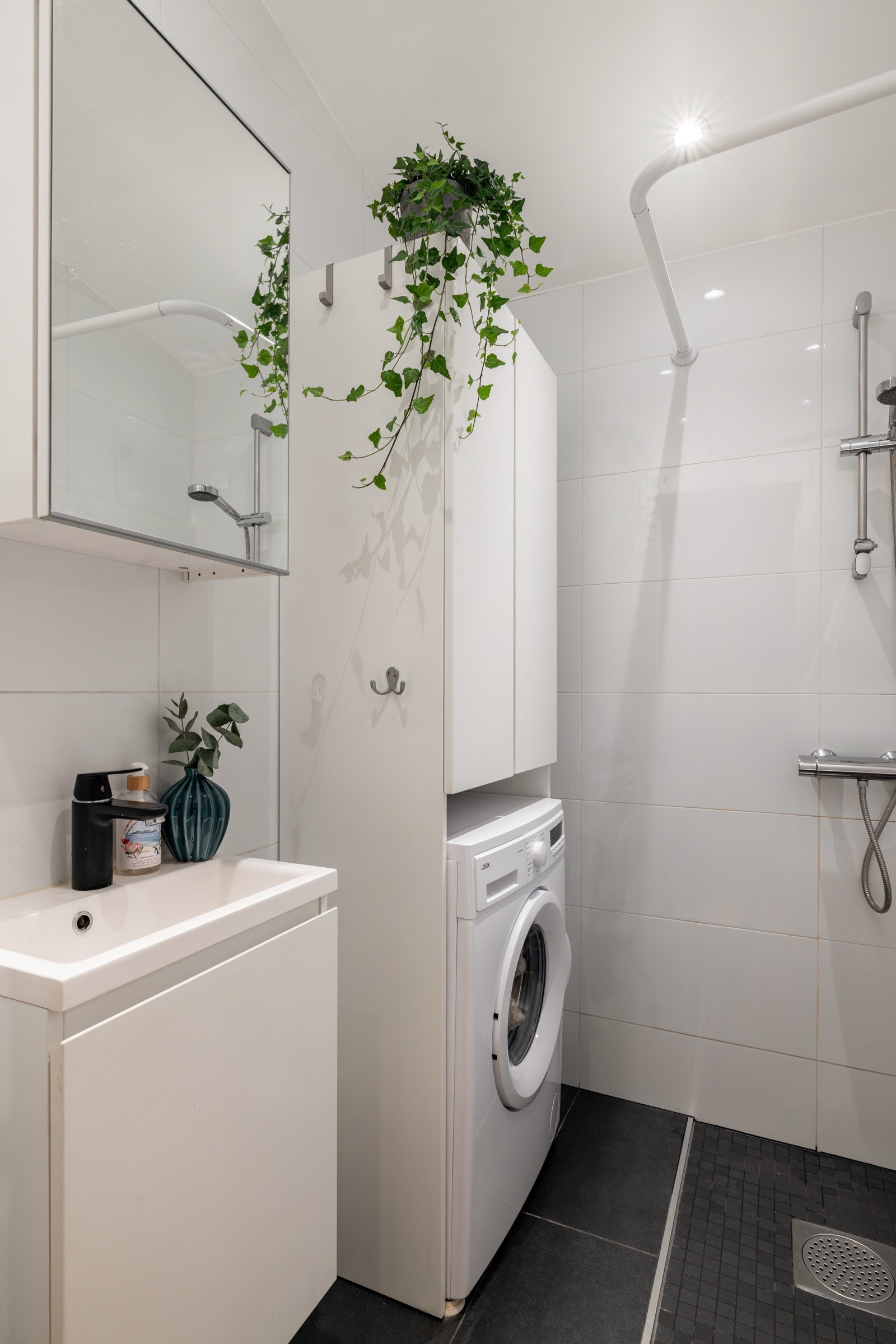 Pent og flislagt baderom fra 2019/20 med gulvvarme og opplegg til vaskemaskin. Galleribilde