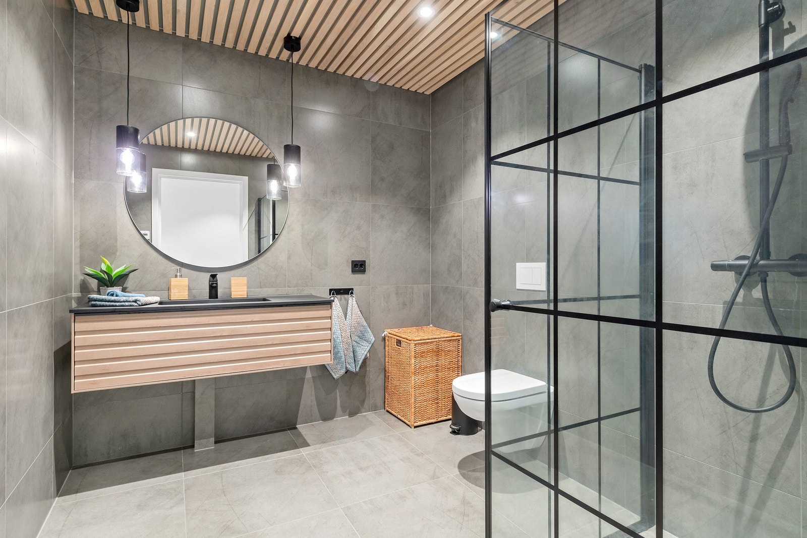 Stilig bad i underetasjen med flott spiletak. Galleribilde